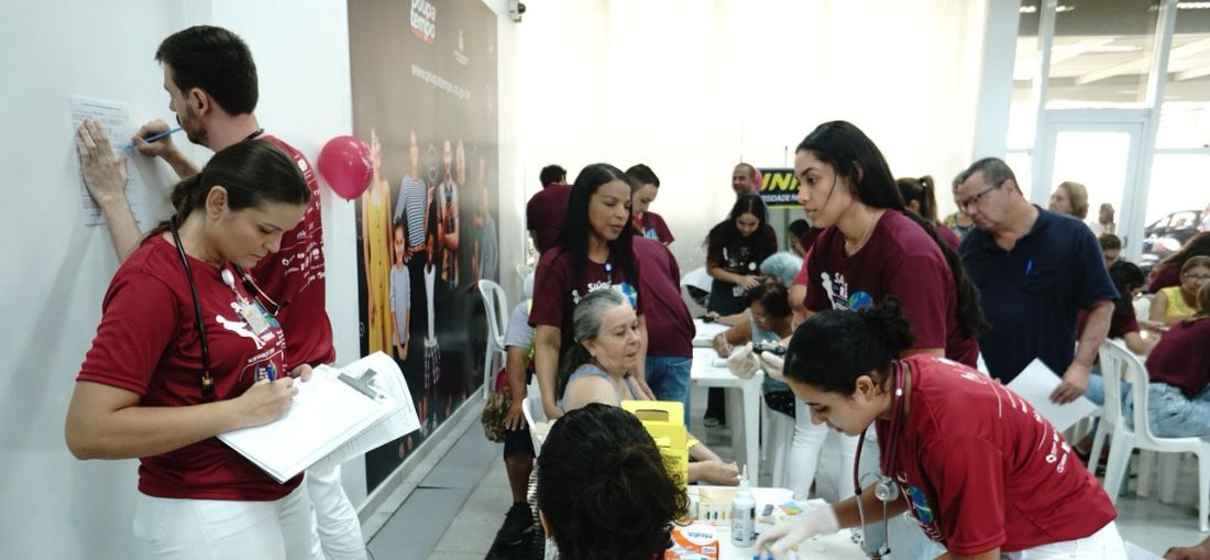 Legenda: Atendimento comunitário realizado pela Famerp no Popupatempo de Rio Preto Crédito: Famerp/Funfarme Divulgação