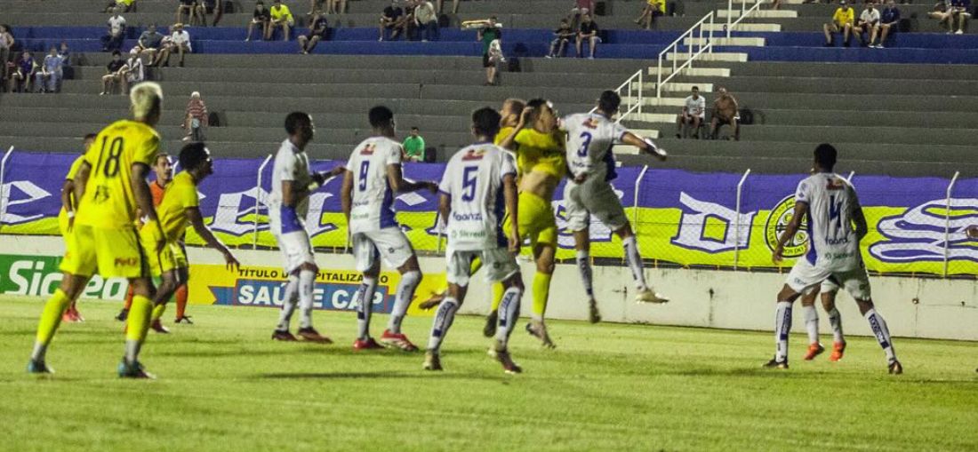 Catanduva empata com Monte Azul. Fotos: tamiresestruzani