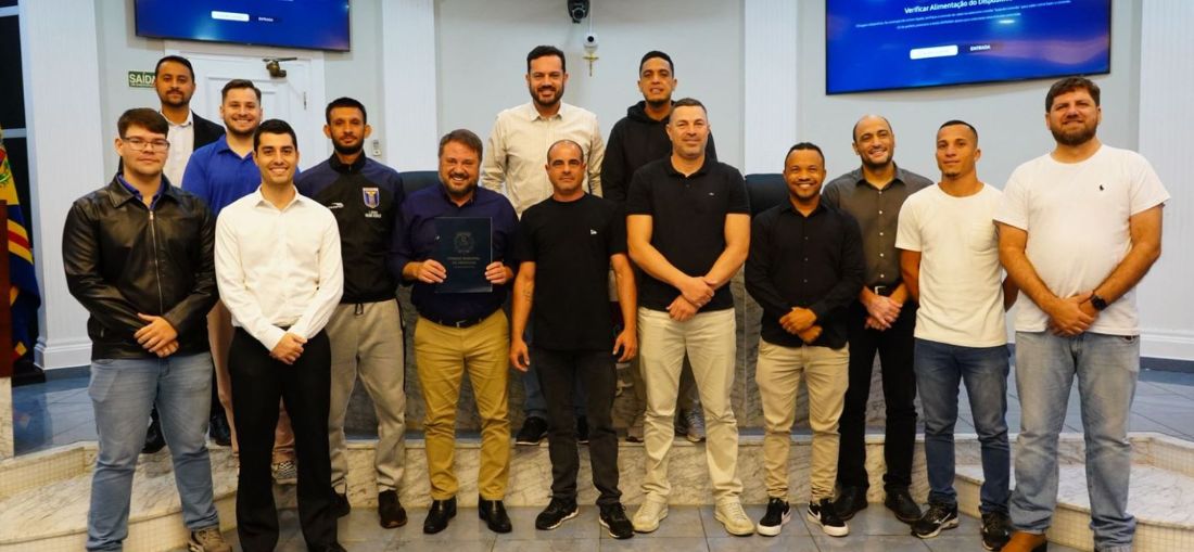 Vereador Marcos Crippa homenageia equipe futebol da Câmara por bronze em torneio do Dia do Trabalhador