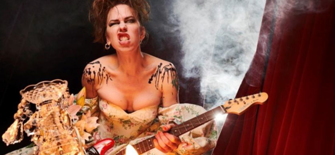 Emma Frankland em ensaio de No Apologies, espetáculo que abre a Mostra Cênica Resistências  (Crédito: Matt Crockett)