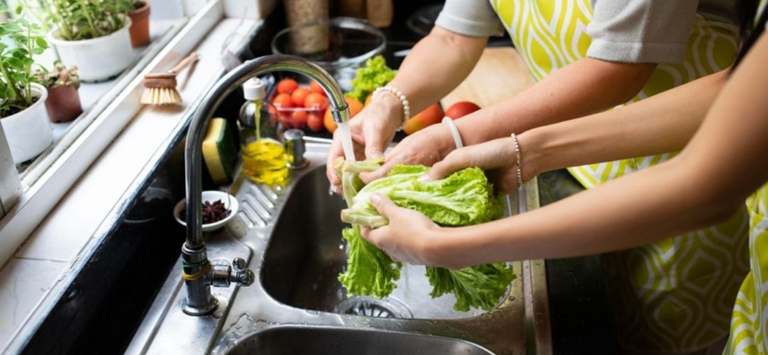 Lavar verduras em água corrente não é suficiente para garantir a segurança da higienização (Imagem de Freepik) 