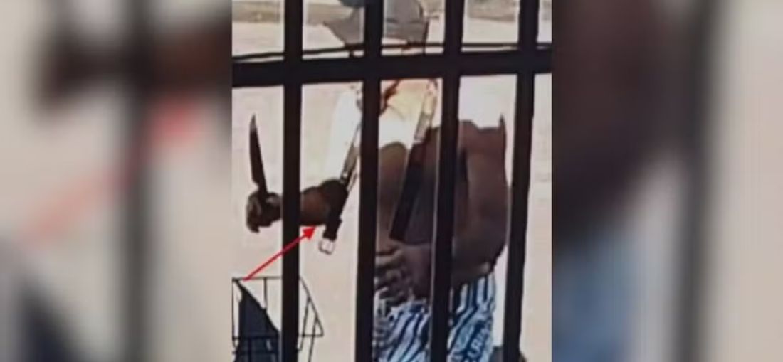 Suspeitos também estavam armados com facas e facões durante o ataque em Irapuã (SP) — Foto: Polícia Civil/Divulgação 