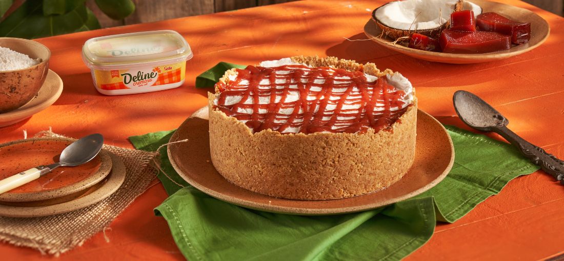 Receita de Torta de Sorvete de Tapioca com Coco e Calda de Goiabada