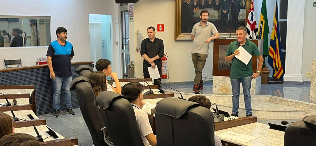 Alunos do Ensino Médio do Colégio Catanduva participam de visita à Câmara Municipal