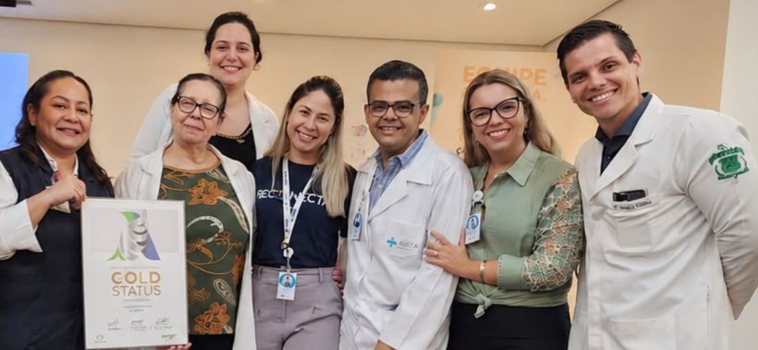 Foto: Divulgação Austa Hospital / Equipe do Austa Hospital com certificado de excelência concedido pela Organização Mundial do AVC