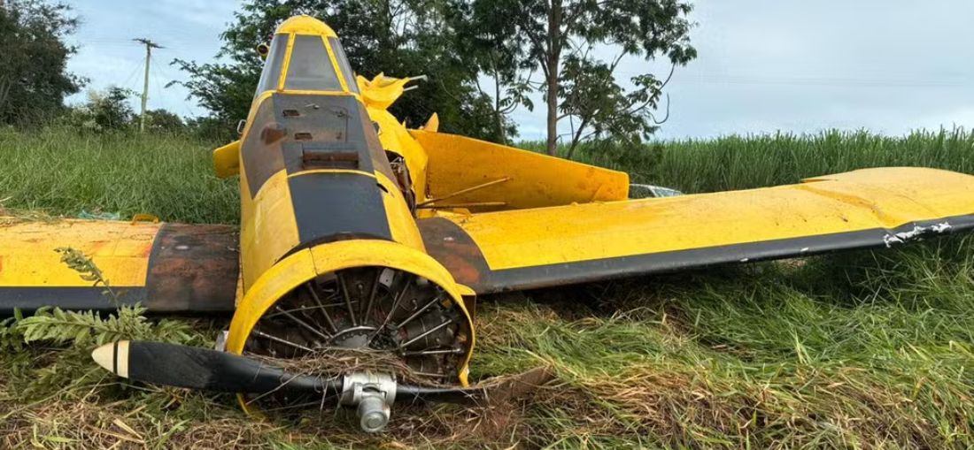 Avião agrícola faz pouso forçado em área de vegetação em Mendonça
