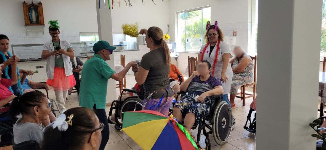 Carna Recanto leva alegria e resgata memórias das pessoas idosas institucionalizadas