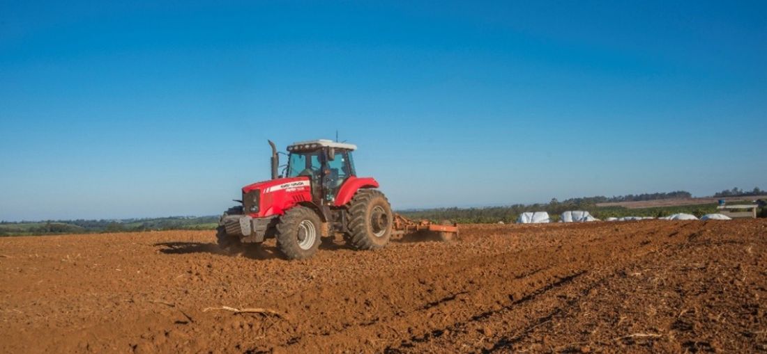 Curso irá capacitar profissionais para operação e manutenção de tratores (Imagem: Divulgação/ Citrosuco)