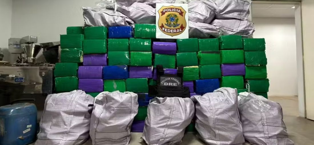 Agentes da PF apreenderam 1.970 kg de maconha misturada a carga de solventes, em caminhão na SP-333, em Novo Horizonte (SP), na tarde de quinta: destino da droga era Rio Preto — Foto: Polícia Federal/Divulgação 