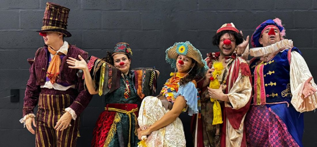 Elenco de 'Migalhas e Misérias em Mi Menor', que faz ensaio aberto com audiodescrição quinta, 14, 9h,   na praça ao lado do Instituto dos Cegos, em Rio Preto (Crédito: Divulgação)