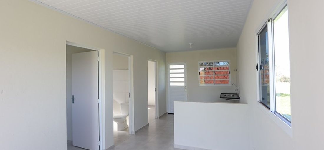 Interior de unidade reformada pelo programa Viver Melhor. Crédito: Divulgação CDHU.
