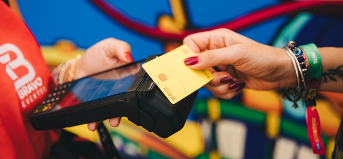 Nas compras com débito ou crédito, o pagamento será feito diretamente na maquininha do estabelecimento | Créditos: Divulgação/João Rock