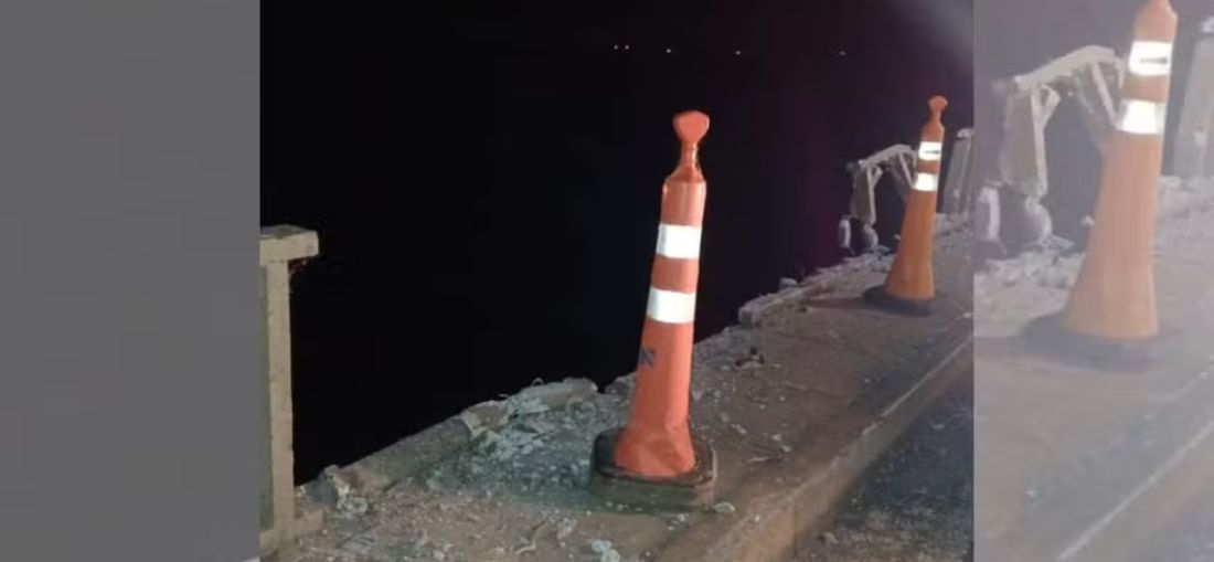 Veículo bateu na mureta da ponte e destruiu a barreira de proteção de ponte que liga Novo Horizonte (SP) a Pongaí (SP) — Foto: TV BGO 