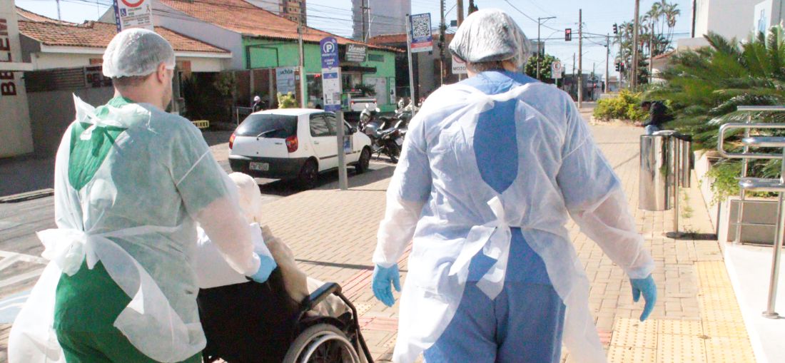 A esperança na simplicidade: há mais de um ano internado, paciente da UTQ passeia ao ar livre
